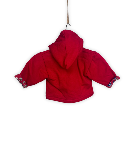 Rood jasje met kabouter kap (omkeerbaar) maat 3-6m