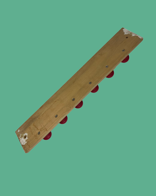 Houten kapstok met een treintje