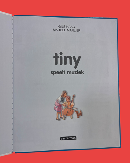 Tiny speelt muziek