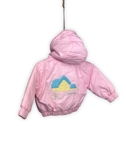 Roze winterjasje met geborduurd huisje 6maand