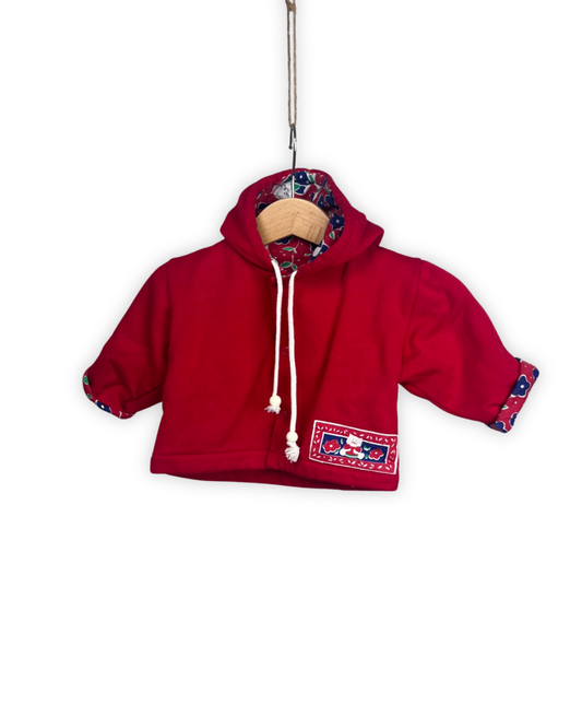 Rood jasje met kabouter kap (omkeerbaar) maat 3-6m