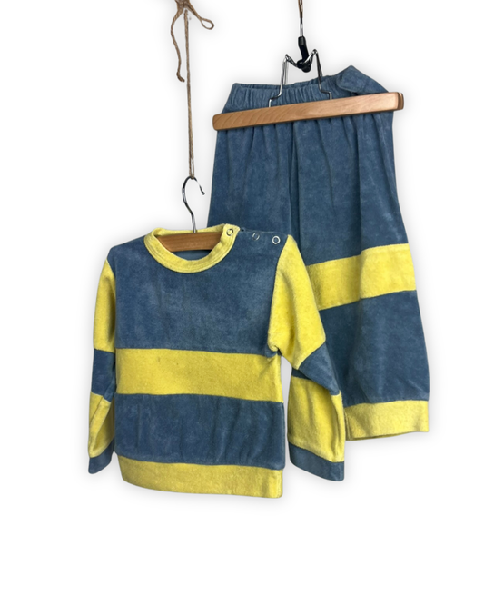 Sponsen pyama in geel en blauw maat 18 maand ongeveer