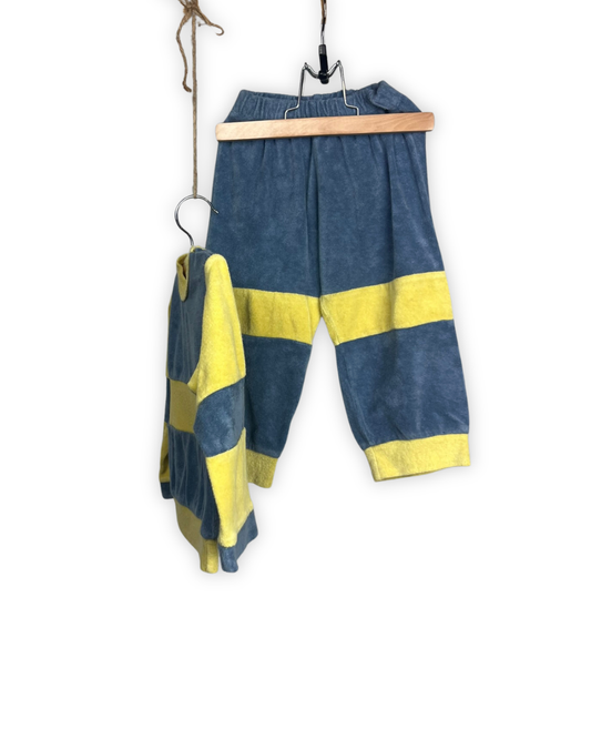 Sponsen pyama in geel en blauw maat 18 maand ongeveer